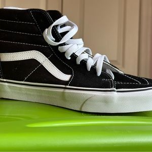 mens hightop 7.5 Vans off the wall black and white skateboarding shoes.